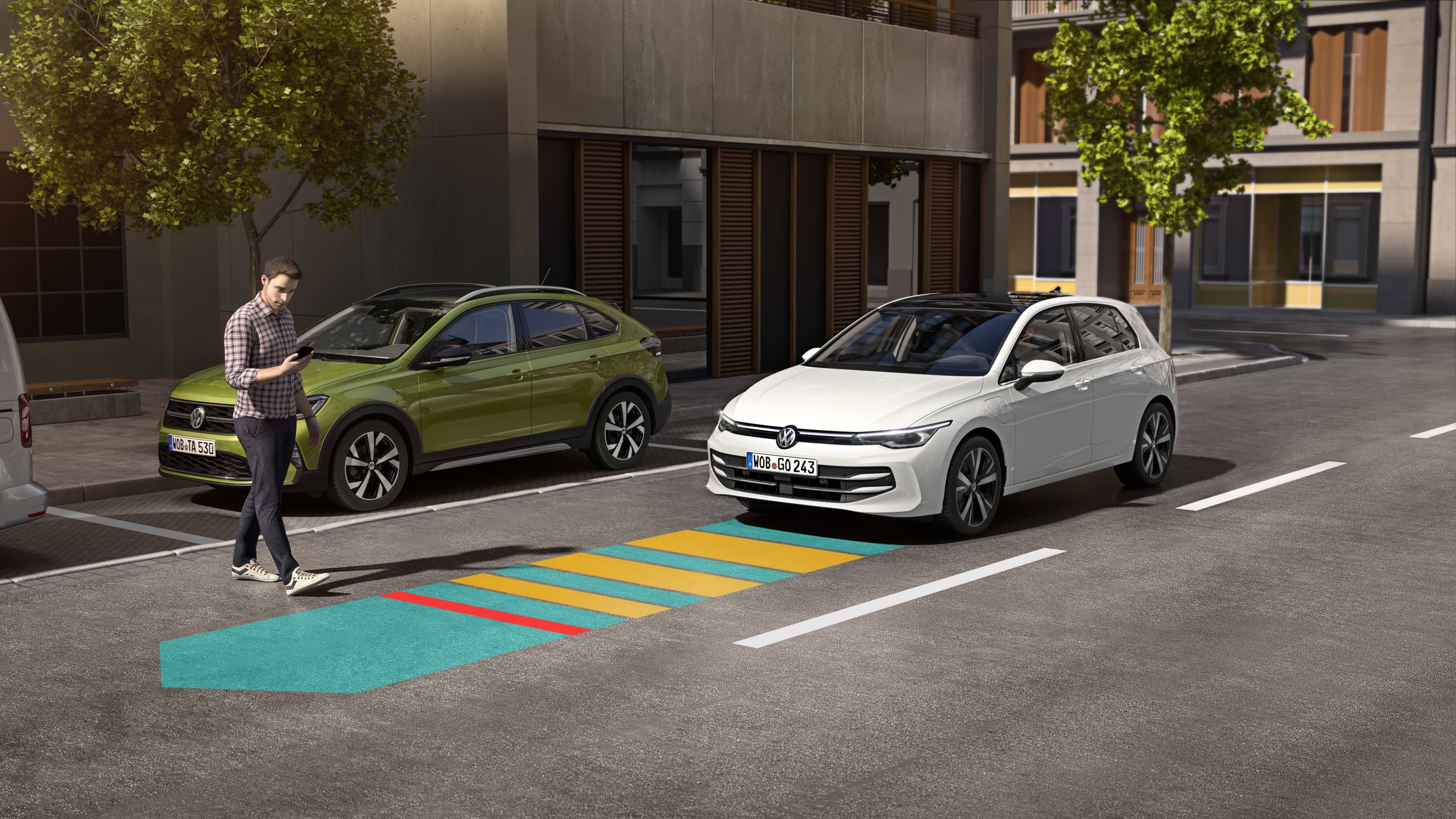 Um VW Golf branco circula no trânsito e um homem atravessa a rua, utilizando o Front Assist, representado esquematicamente na imagem.