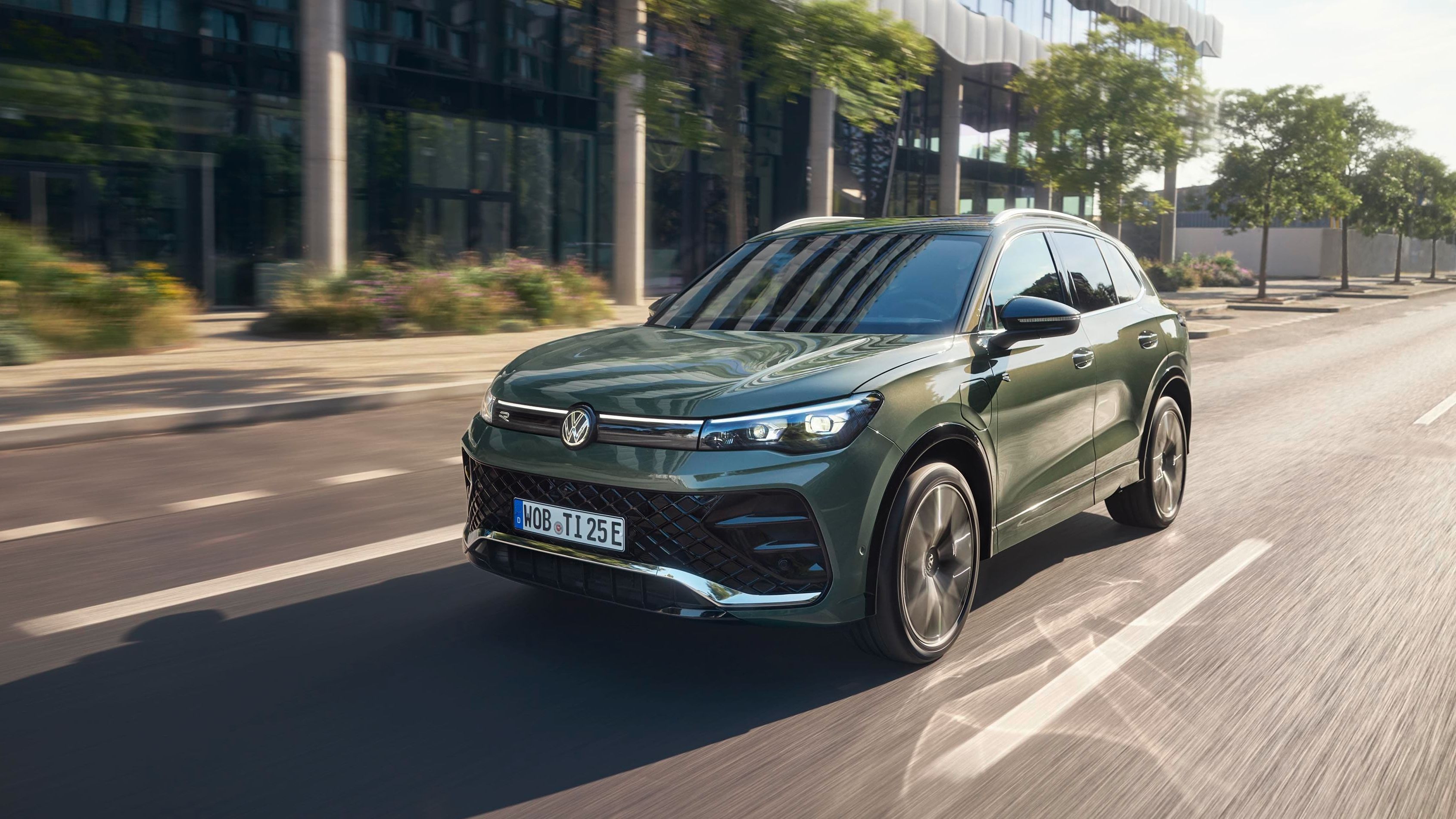 Volkswagen Tiguan PHEV, na cor Verde Cipressino