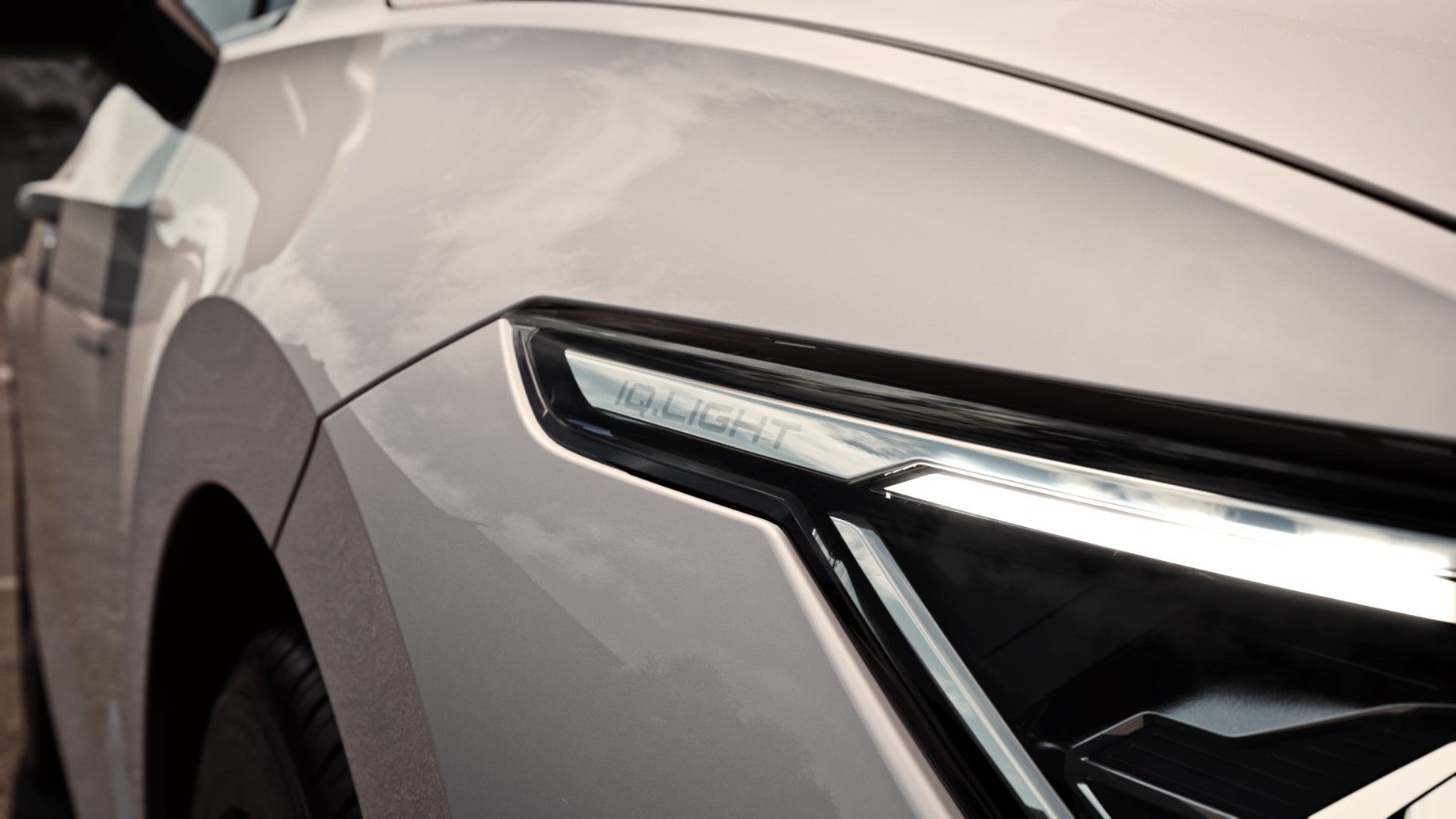 Die LED-Matrixscheinwerfer im Fokus eines weißen VW Golf Variant.
