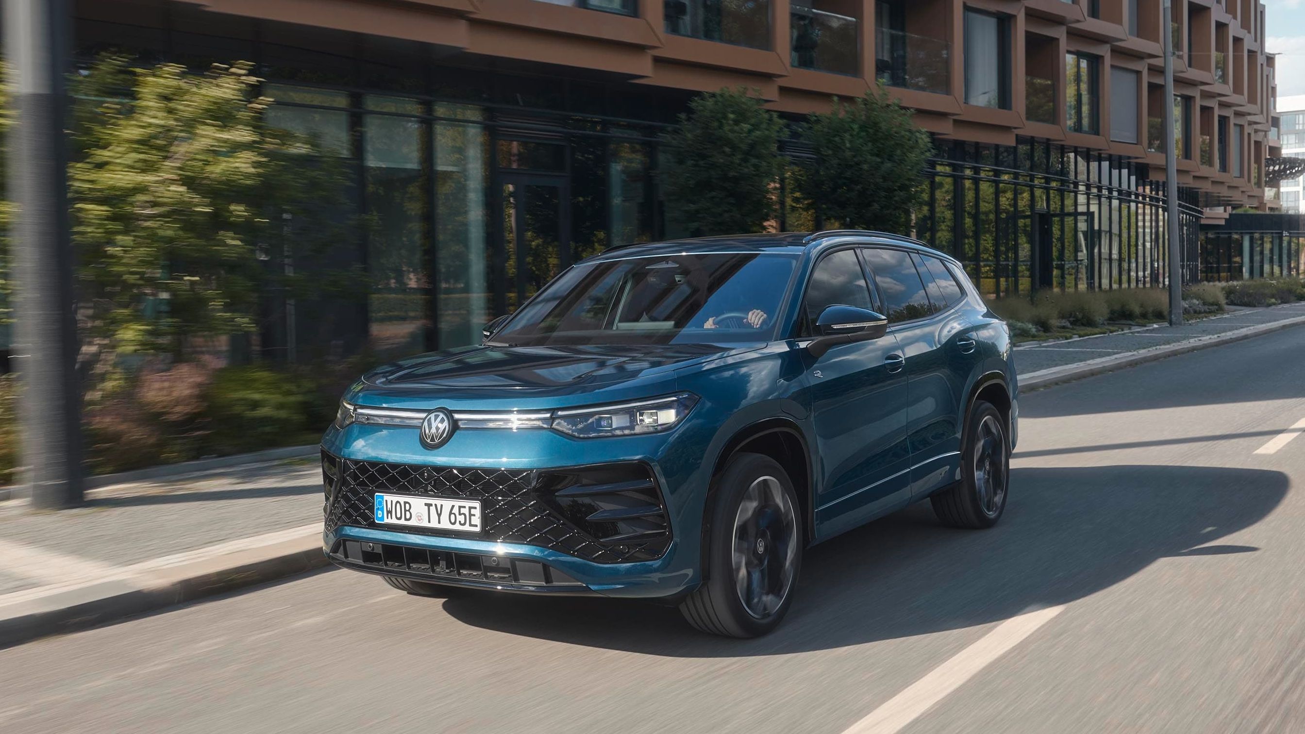 Volkswagen Tayron PHEV, na cor Azul Nightshade