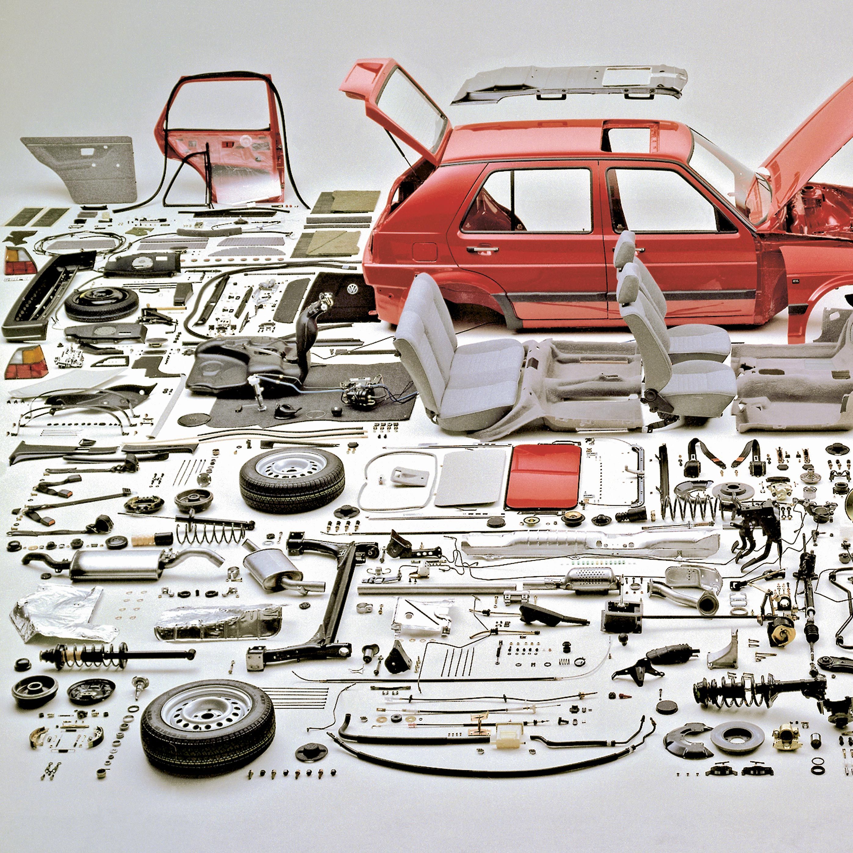 Um VW desmontado rodeado pelas suas peças VW Classic Parts. 