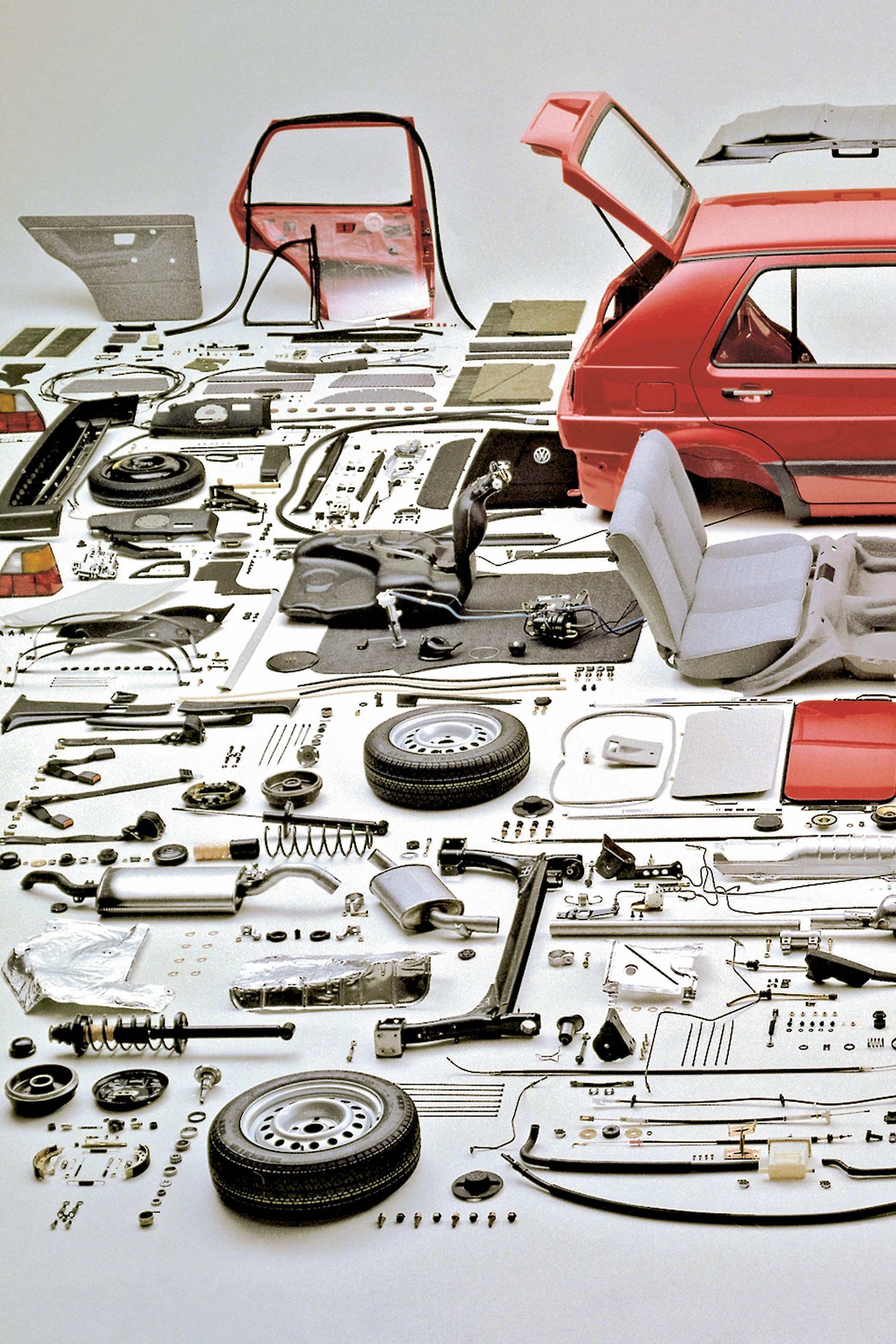 Um VW desmontado rodeado pelas suas peças VW Classic Parts. 