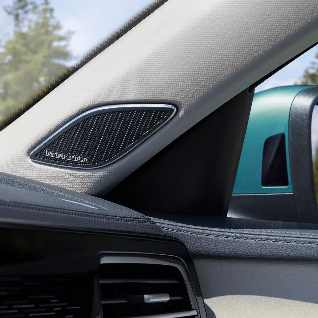 Em destaque no interior do VW Passat: altifalante Harman Kardon no lado do passageiro