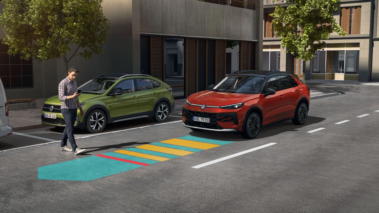 A ilustração mostra, de forma esquemática, através de um VW T-Roc, o funcionamento do Front Assist.