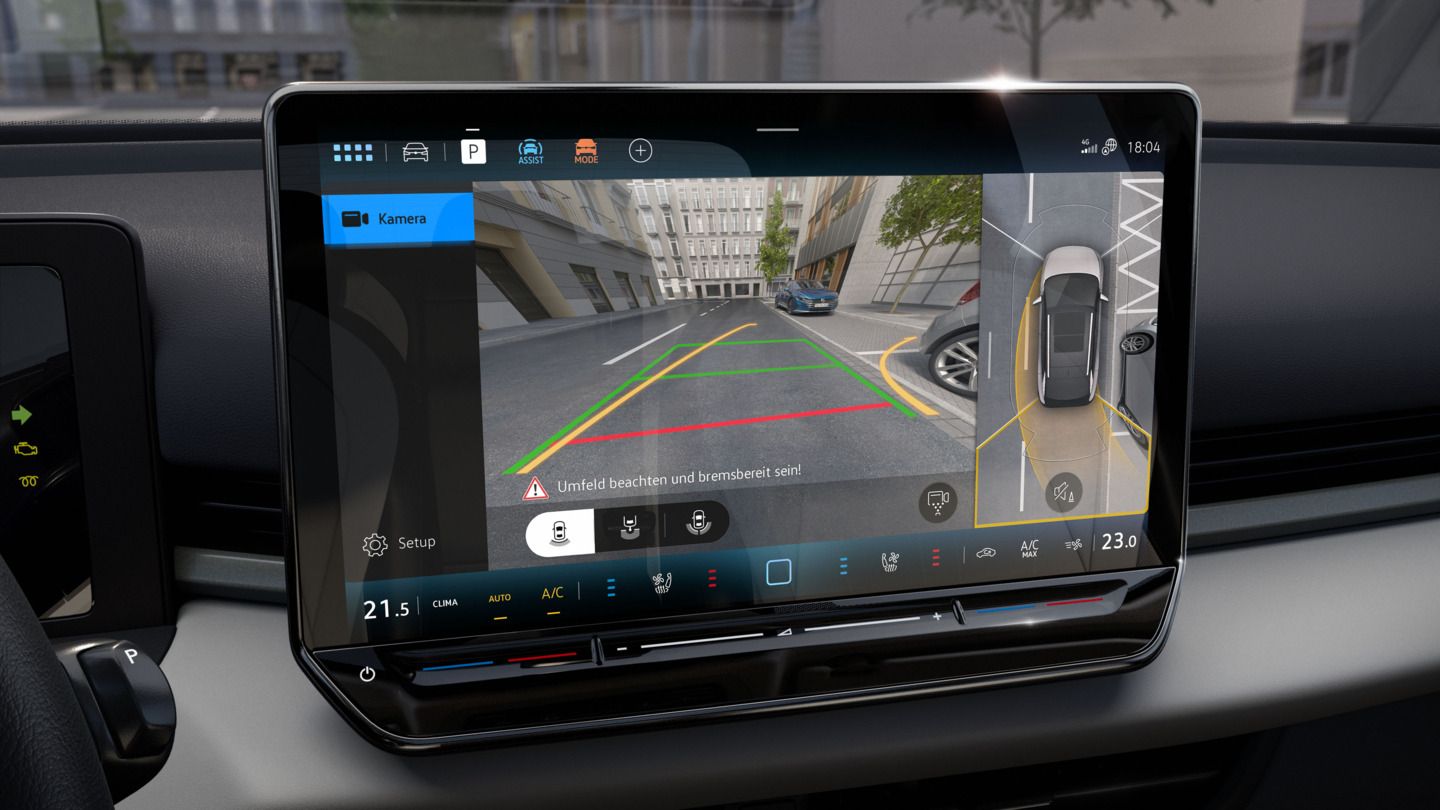 "Vista detalhada do ecrã grande do VW T-Roc. No ecrã é visível a vista periférica ""Area View""."