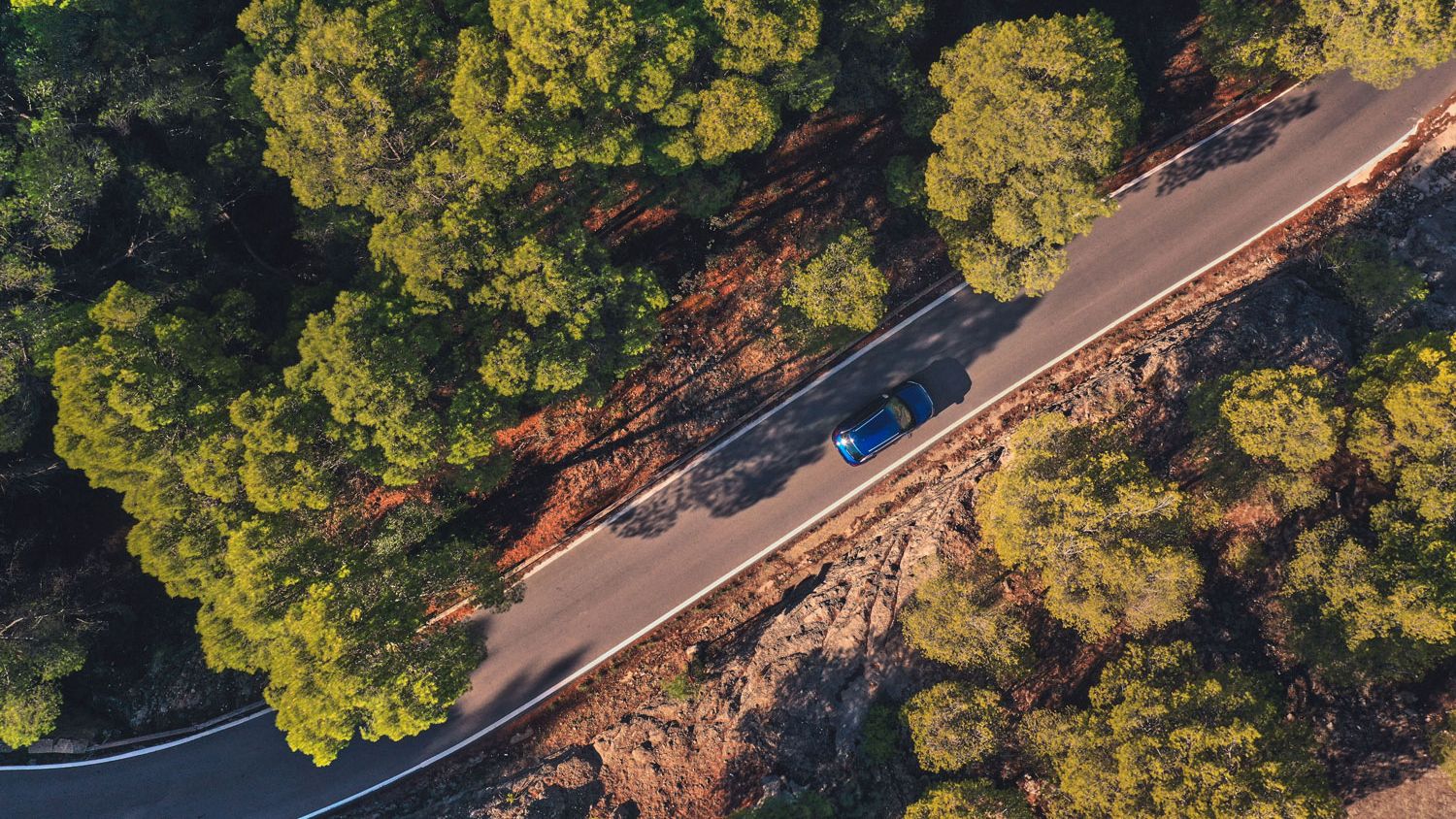 Vista de cima do potente VW T-Roc R a percorrer uma estrada