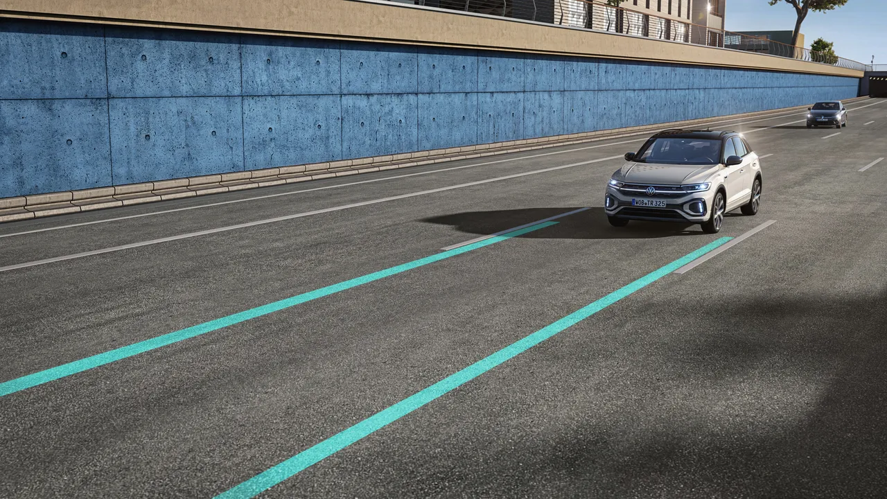 Grafik zeigt, wie der Lane Assist im T-Roc funktioniert.