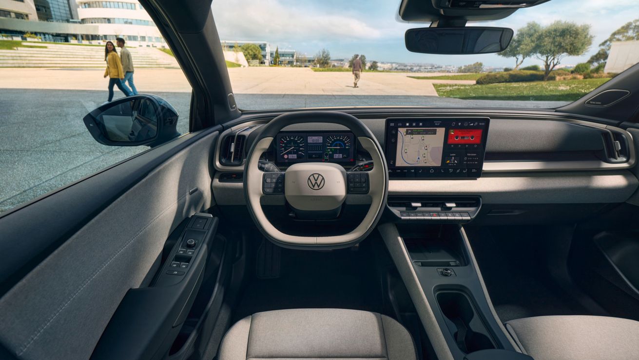 Vista frontal sobre o cockpit de um VW ID. Cross com volante multifunções e sistema Infotainment.