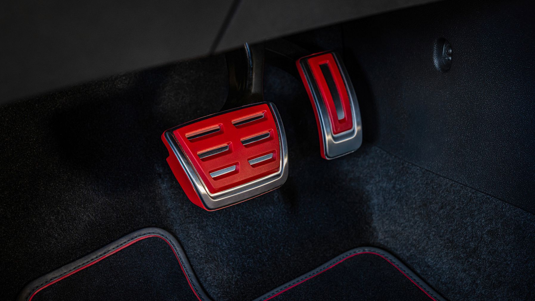 Pedais vermelhos e prateados no VW Golf GTI EDITION 50.