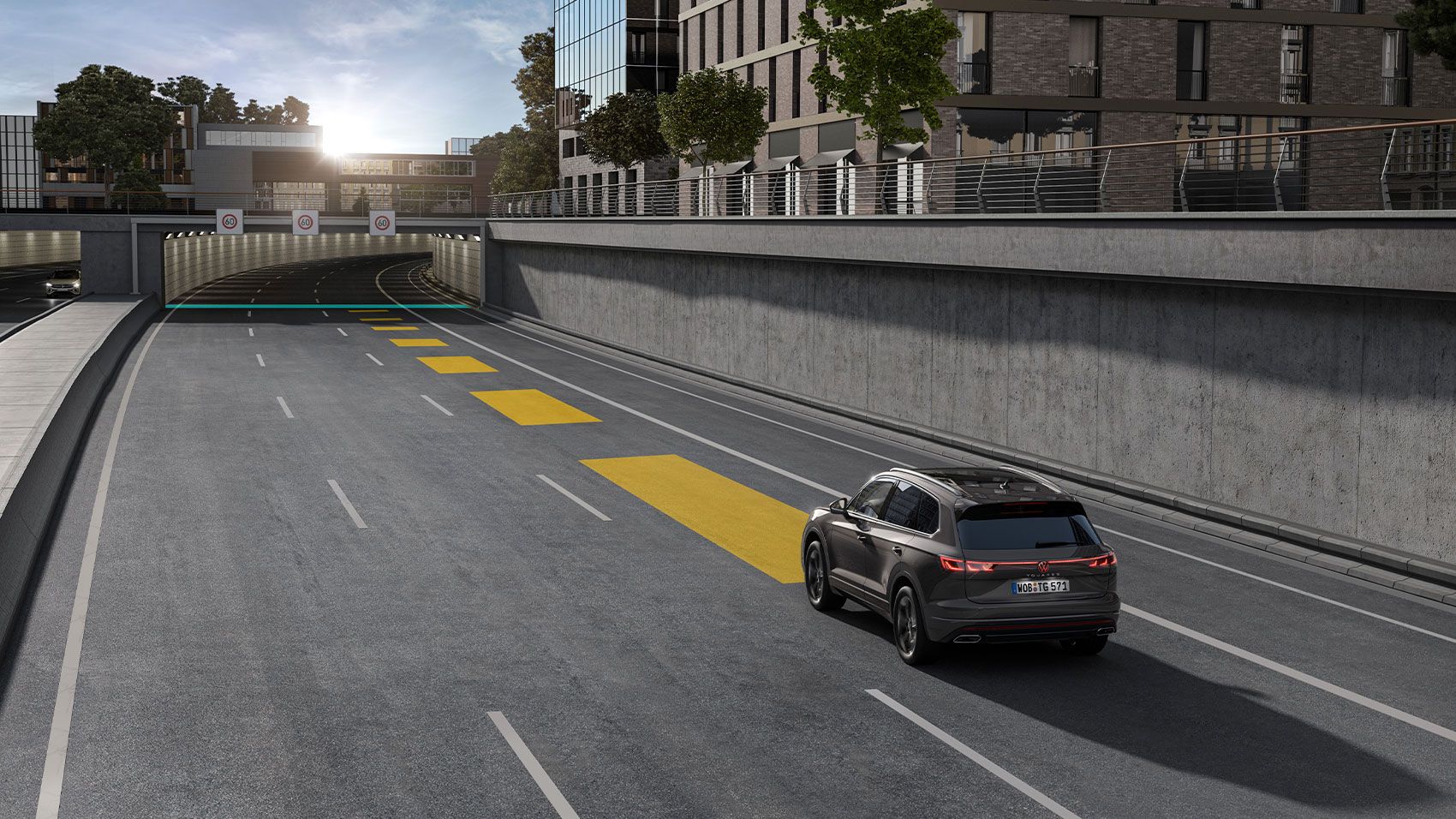 O VW Touareg desloca-se no trânsito, utilizando o controlo automático da distância ACC.