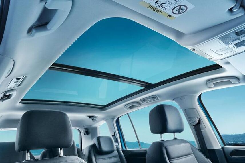 Vista para o interior de um Volkswagen Touran através do teto panorâmico