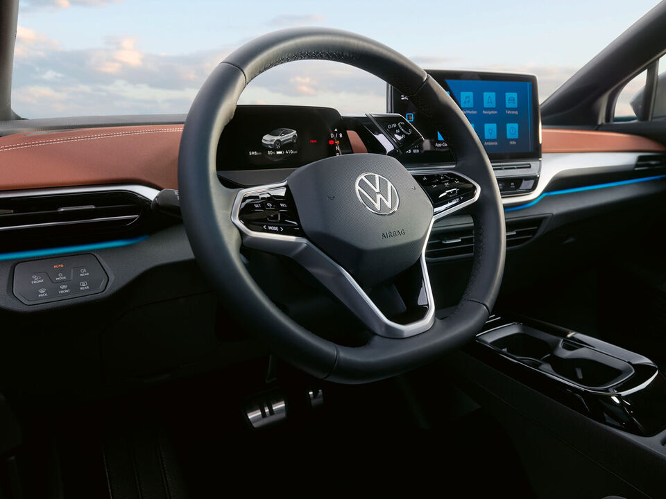 Vista lateral para o volante multifunções, o painel de instrumentos e o sistema de infotainment de um VW ID.5