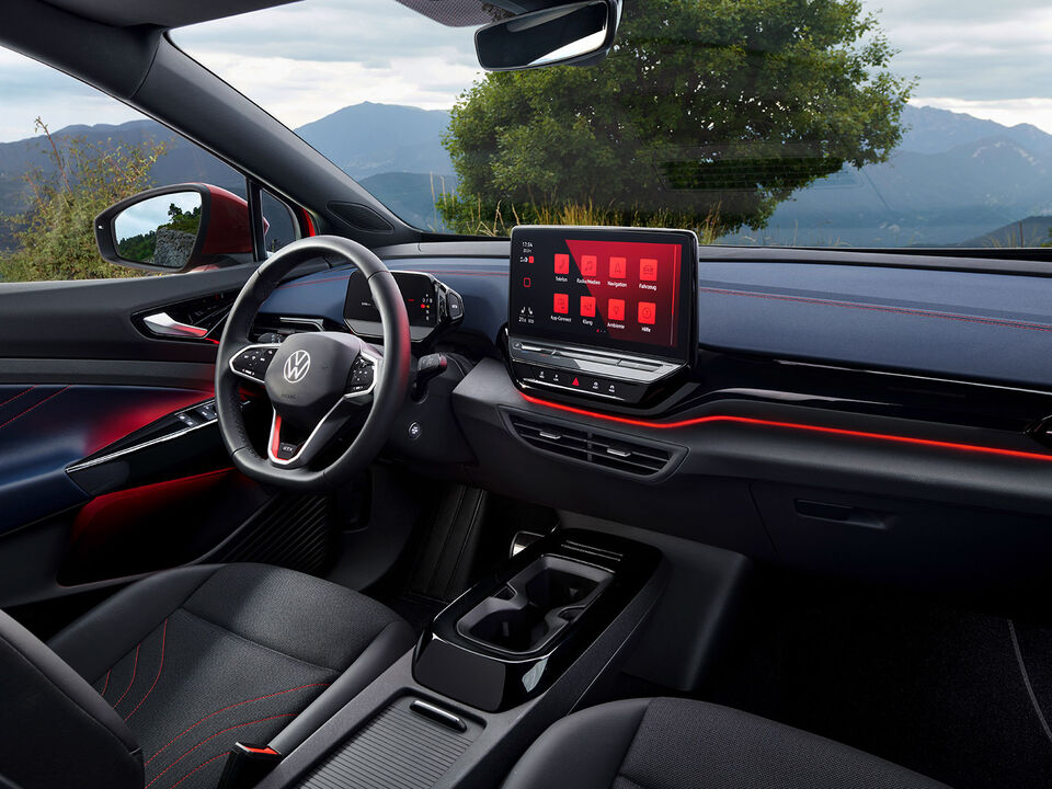 Habitáculo de um VW ID.5 GTX vermelho. Vista do volante, ecrã, bancos e molduras.
