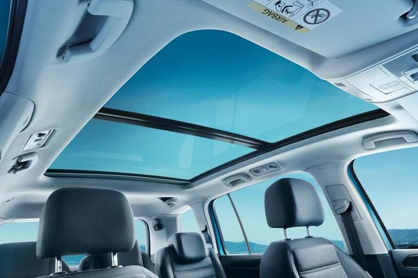 Vista para o interior de um Volkswagen Touran através do teto panorâmico