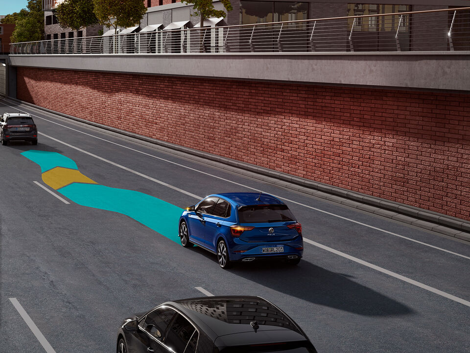VW Polo Azul com assistente de mudança de faixa de rodagem "Side Assist""