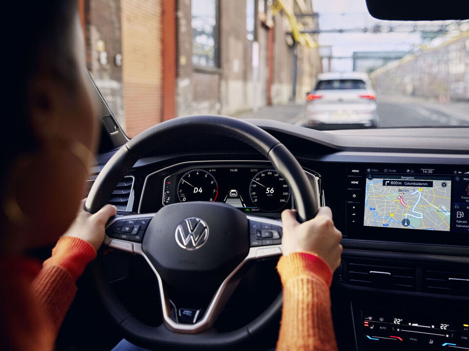 Mulher a conduzir VW Polo com GPS e sistema de navegação