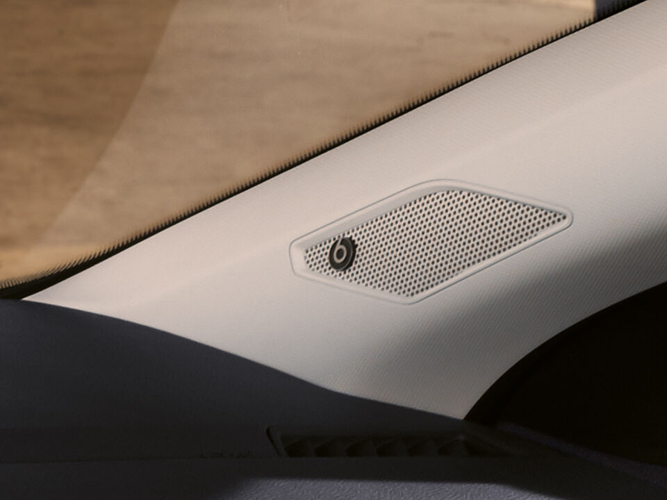 Pormenor da coluna do VW Polo com o simbolo do sistema de som "beats" opcional.