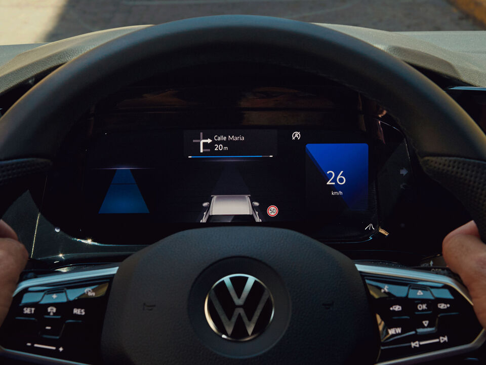 Vista detalhada do volante e do Digital Cockpit do compacto VW Golf