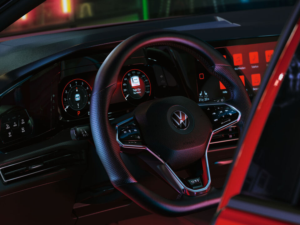 Interior do VW Golf GTI, vista detalhada do volante multifunções com Cockpit Innovison em segundo plano