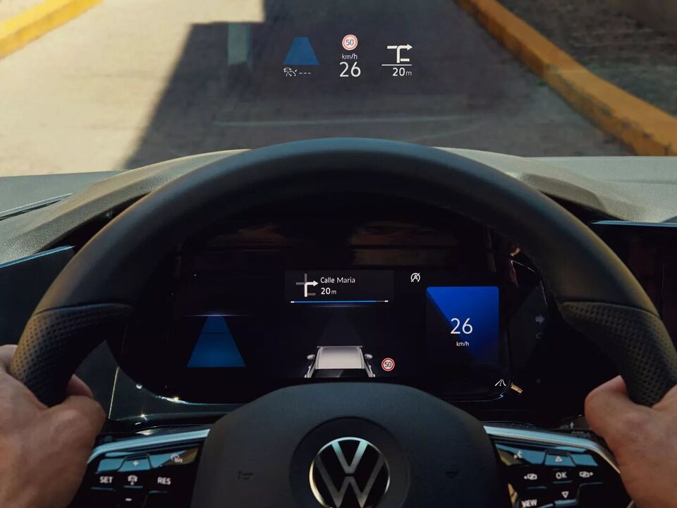 VW Golf GTI, head-up display em ação, mostra navegação, velocidade e limite de velocidade