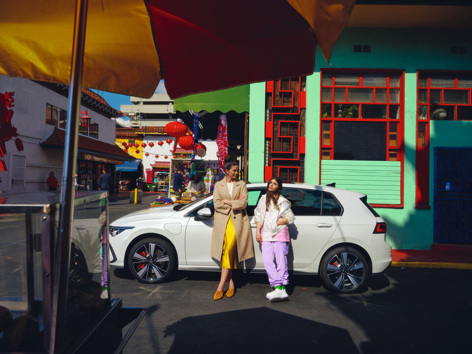 Duas mulheres encostadas à lateral do VW Golf GTE.