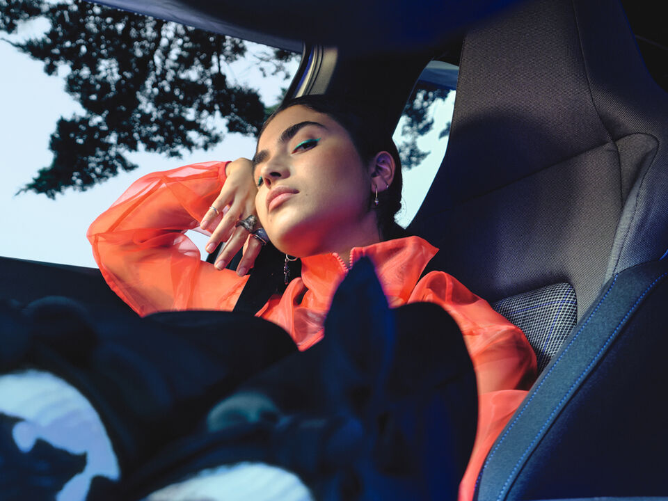 Uma rapariga sentada no interior do novo VW Golf GTE.
