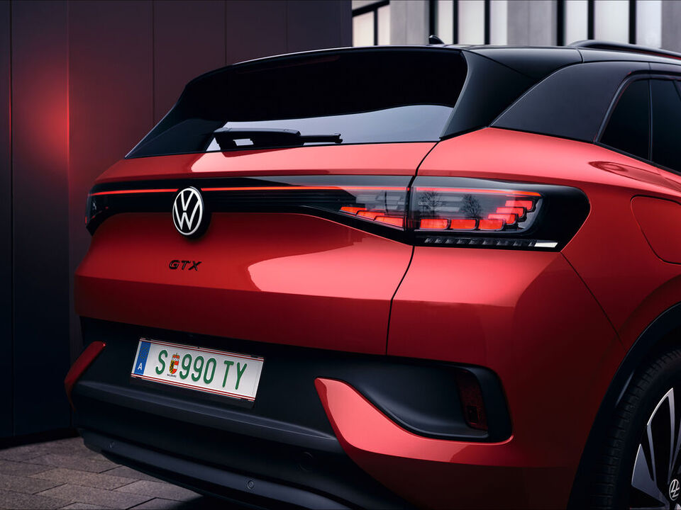 VW ID.4 GTX em vermelho vista traseira. 