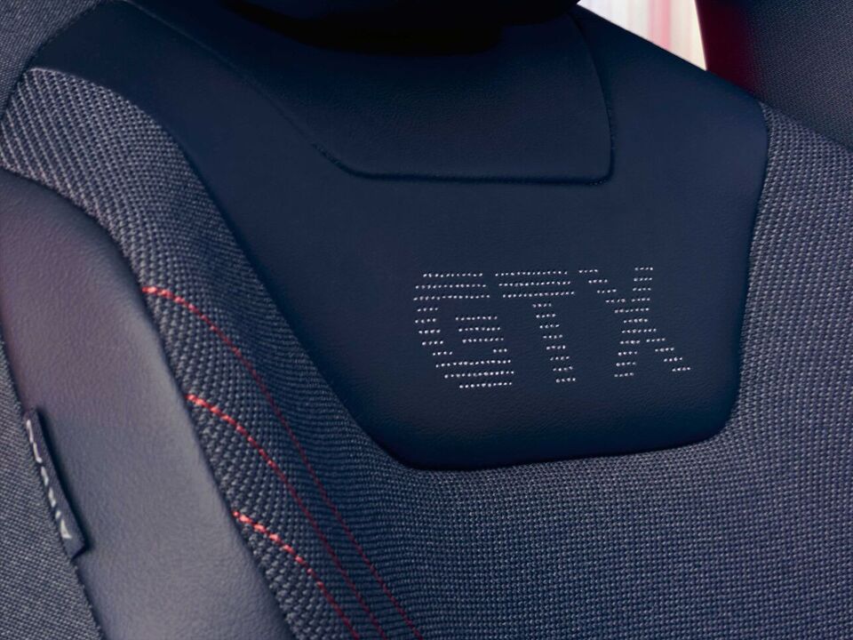 VW ID.4 GTX interior com vista para um banco. Letras GTX na capa do banco.