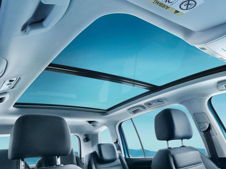 Vista para o interior de um VW Touran através do teto panorâmico