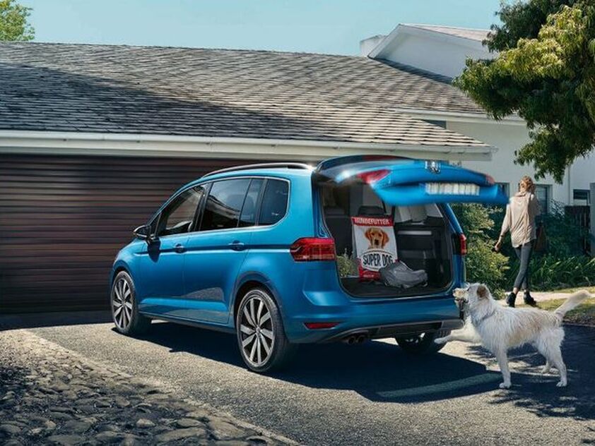 VW Touran "Easy Open"; Um cão abre a porta da bagageira com a sua pata