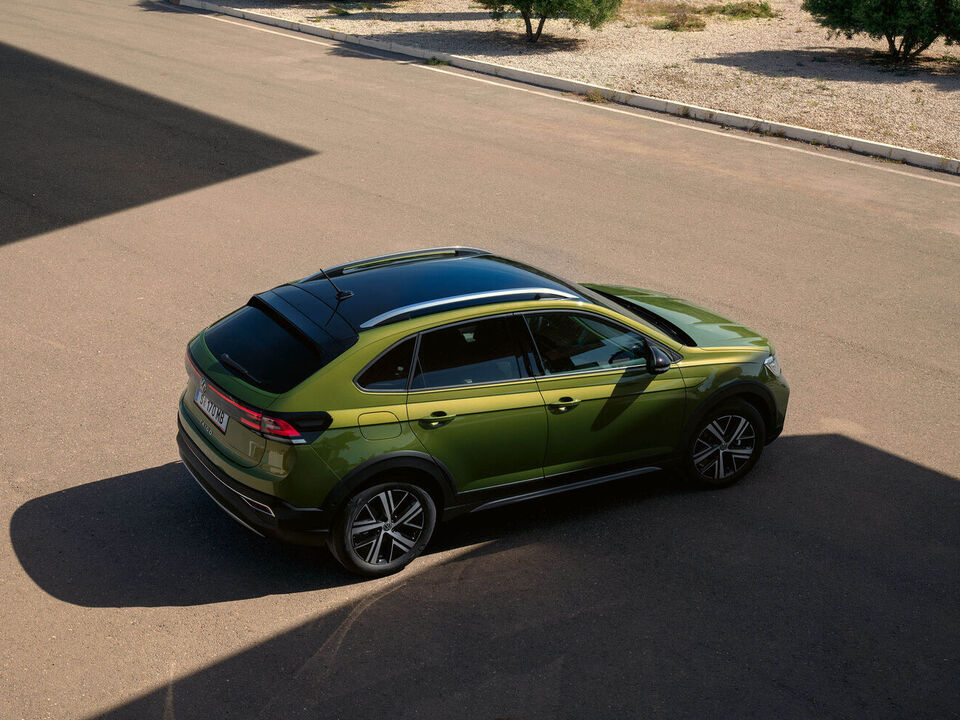 VW Taigo Style em verde com Roof Pack opcional, vista lateral superior