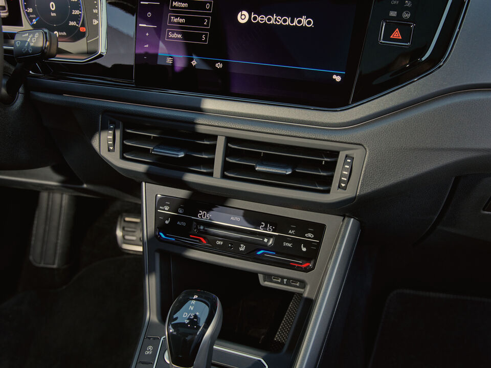 Interior do VW Taigo: Vista detalhada do ar condicionado opcional* “Air Care Climatronic” * de série para as linhas de equipamento Style e R-Line