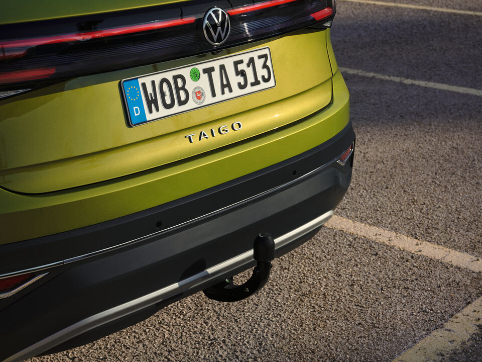 Vista detalhada do acoplamento opcional na traseira de um VW Taigo verde