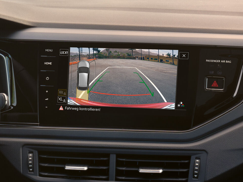 Interior do VW Taigo: Ecrã do sistema Infotainment mostra a câmara de visão traseira Rear View