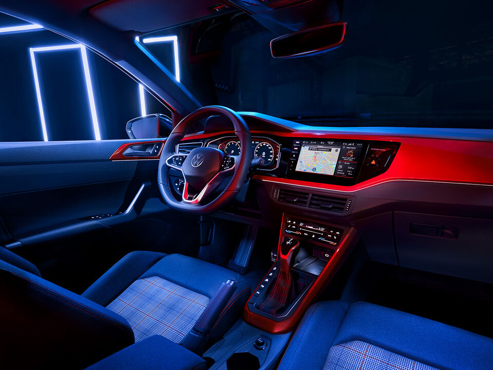 Vista do banco de trás para o cockpit do VW Polo GTI com o volante multifunções, o Digital Cockpit Pro e o sistema de ar condicionado opcional Climatronic.