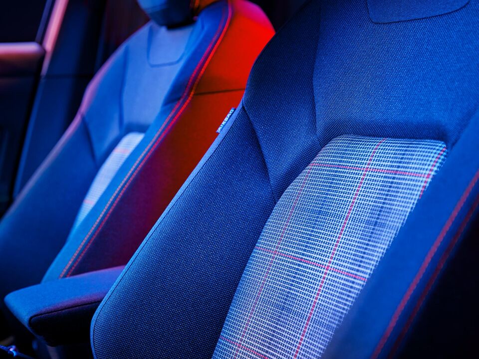 Pormenor do volante multifunções tátil no cockpit do VW Polo GTI. 
