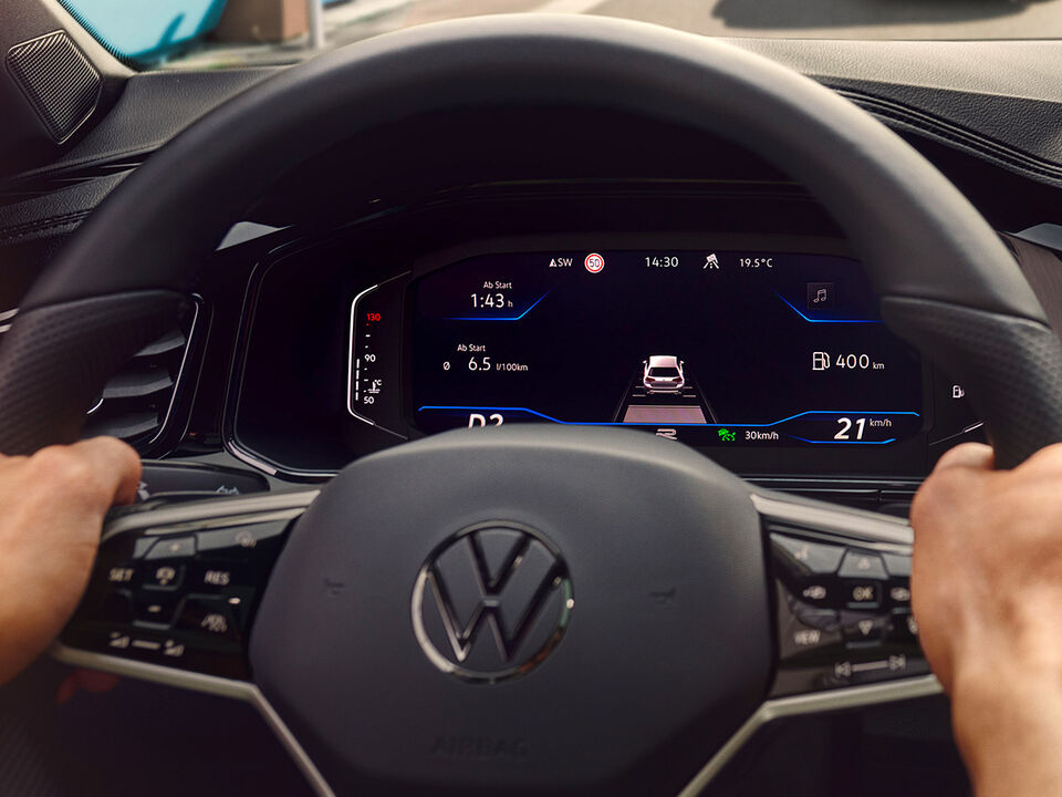 Interior do VW T-Roc, vista de pormenor do Digital Cockpit, com Travel Assist ativado