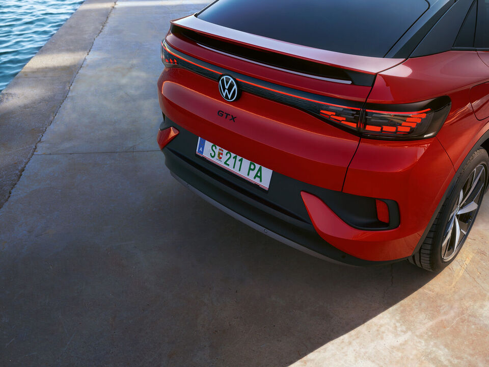VW ID.5 GTX vermelho num porto. Vista da traseira e luzes traseiras LED 3D.