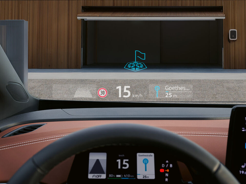 No interior de um VW ID-5, o Head-up Display opcional com realidade aumentada projeta informações diretamente no campo de visão do para-brisas.