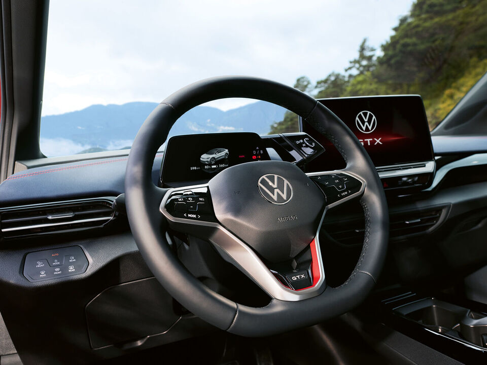 VW ID.5 GTX vermelho visto de dentro. Vista do volante, molduras e ecrã. Ligado ao assistente de voz.