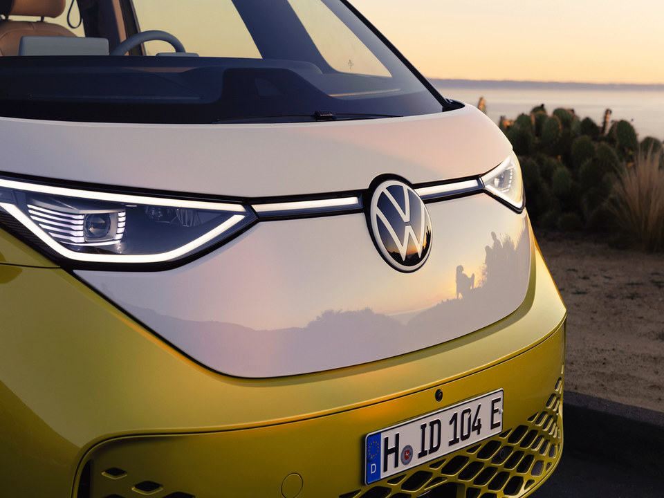 Os faróis do VW ID. Buzz revestem a carrinha elétrica de um aspeto muito agradável graças à iluminação ID.
