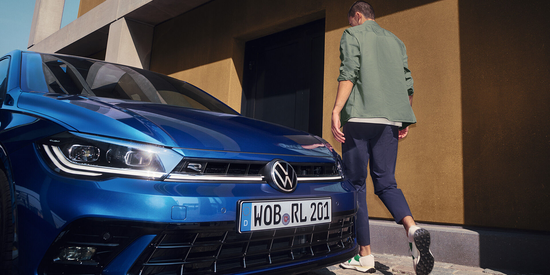 Dianteira de um VW Polo azul com faróis IQ.LIGHT - LED Matrix, com capot e para-choques.