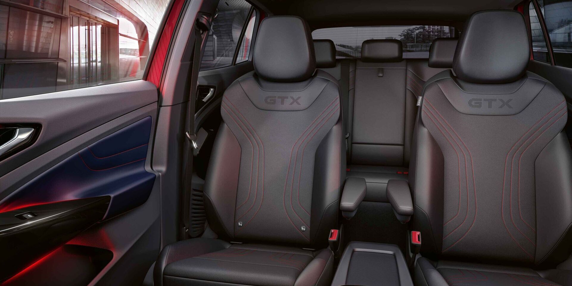 VW ID.4 GTX vista interior dos assentos da frente e traseiros.