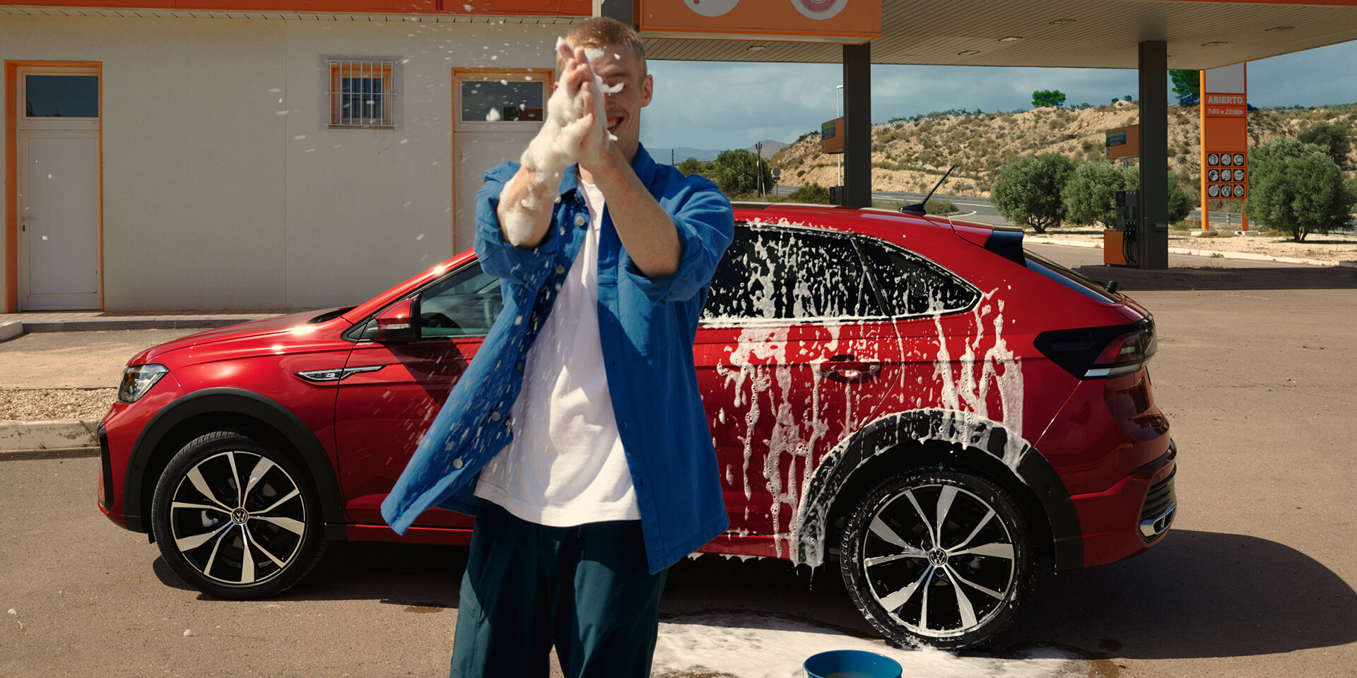 Volkswagen Taigo vermelho a ser lavado 