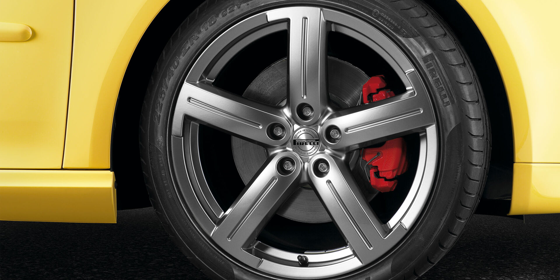 Uma vista detalhada de uma roda Golf V com pneus Pirelli e jante VW