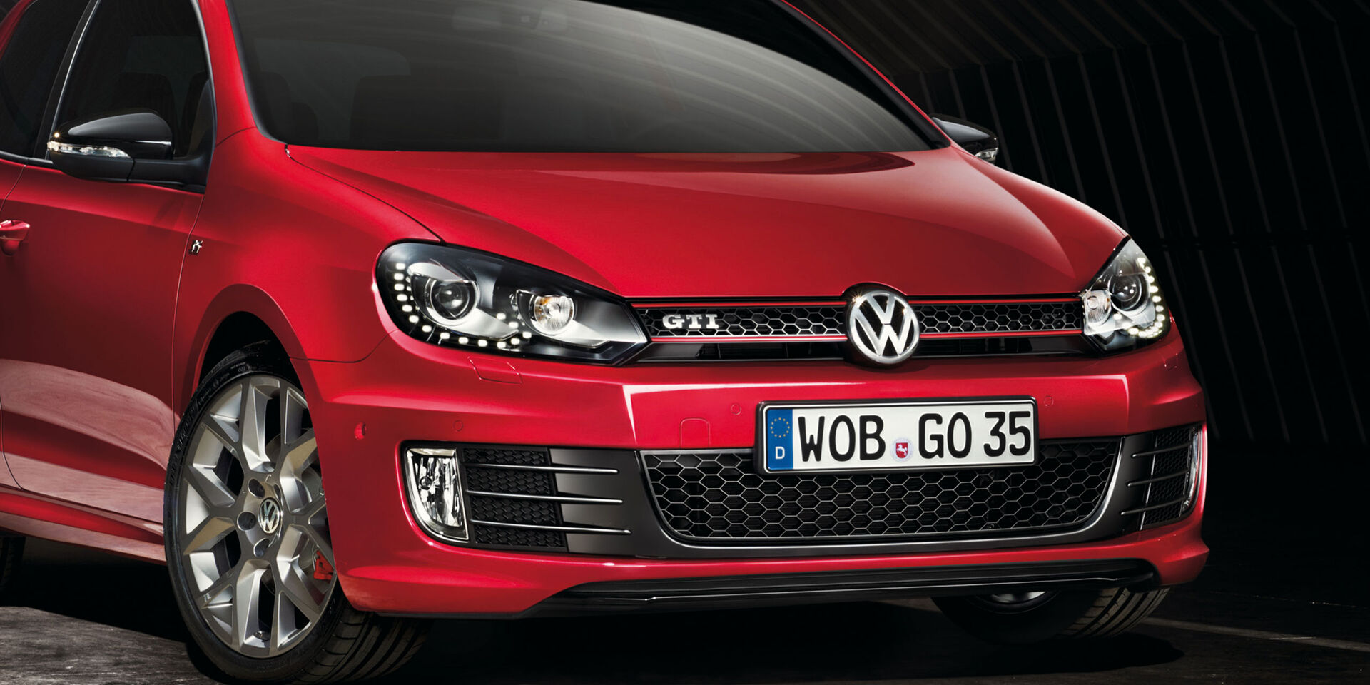 Um VW Golf 6 GTI vermelho com destaques exteriores - a família Golf 5k