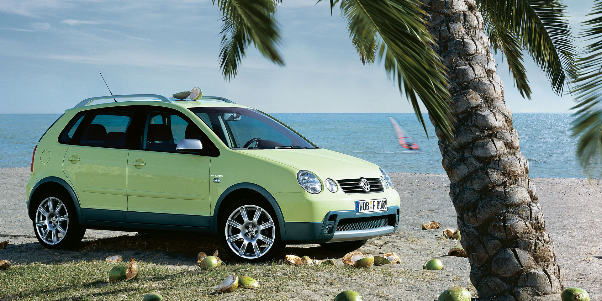 Volkswagen Polo 4 visto de lado debaixo de uma palmeira na praia