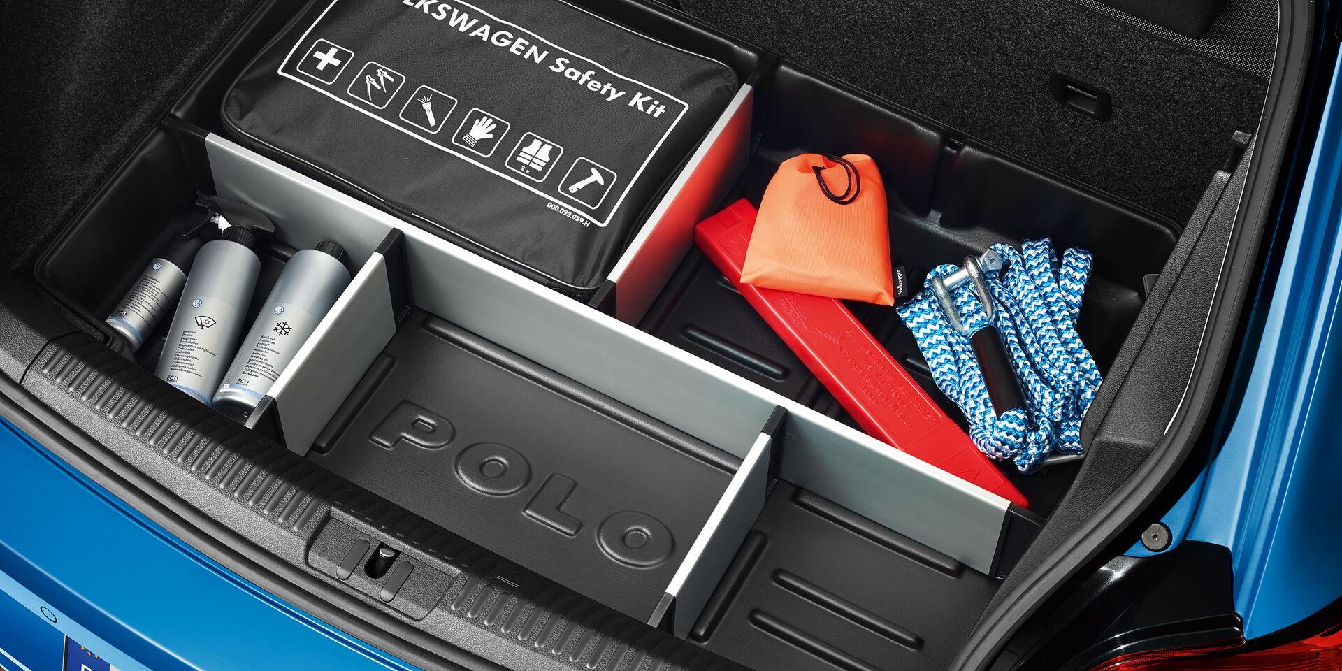 Volkswagen Safety Kit num compartimento de bagagem de um carro Polo 4