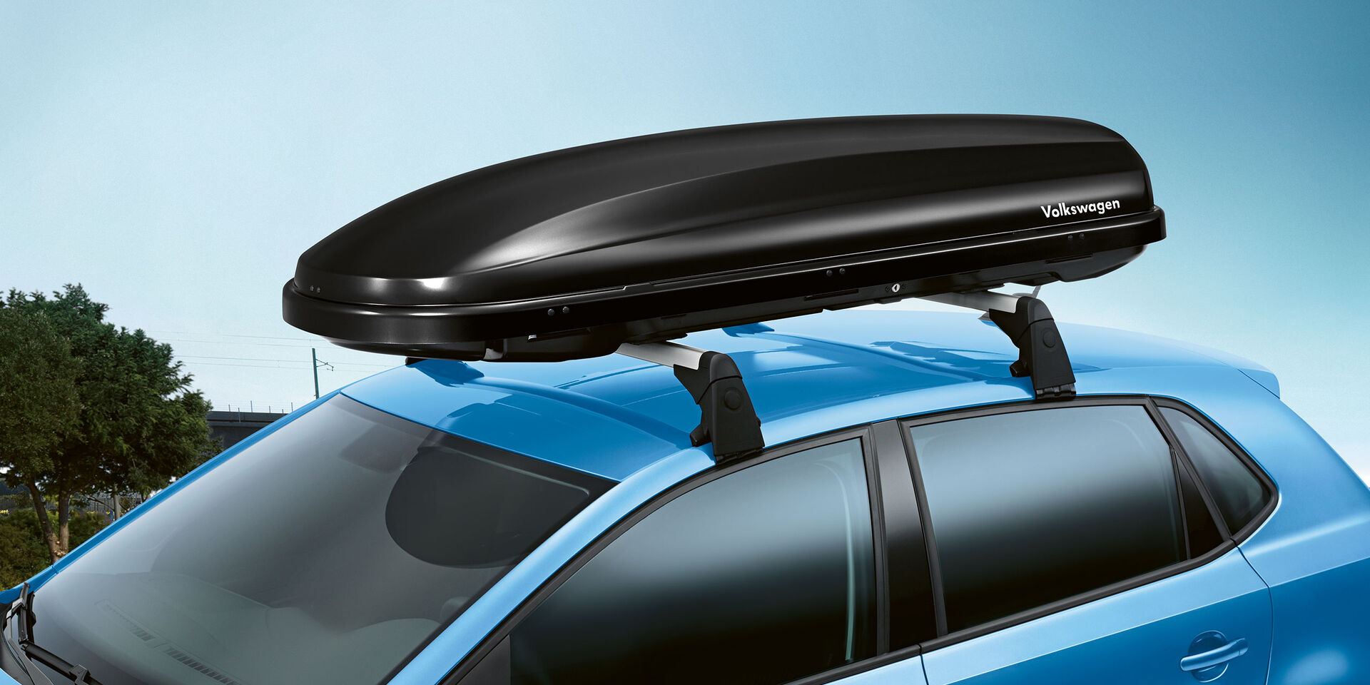 Uma vista detalhada de uma caixa de tejadilho num VW Polo 5 azul - Acessórios Volkswagen