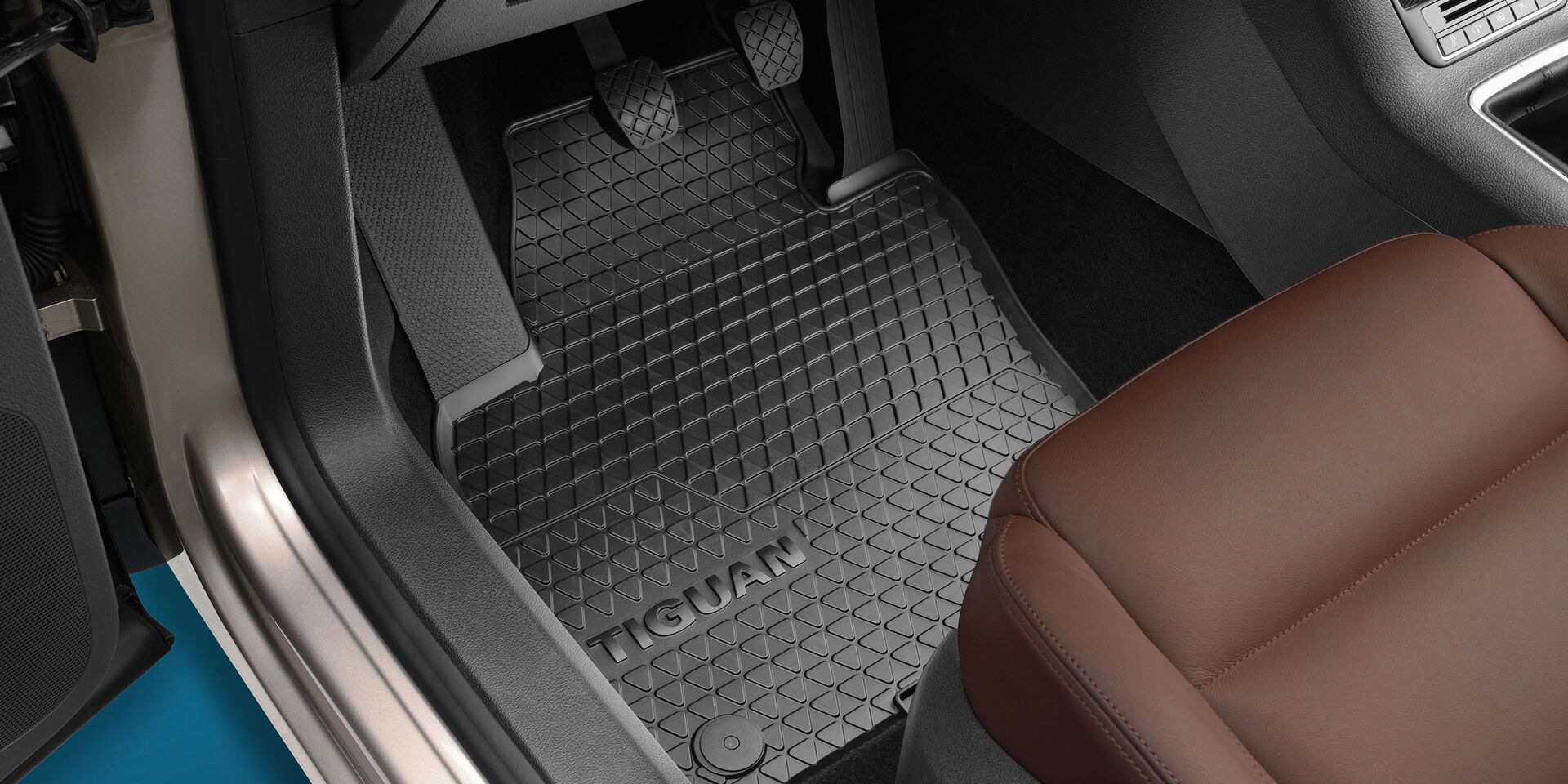Espaço para pés de um Tiguan 1 com tapete de borracha Volkswagen